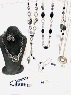 Papparazzi Women's' Jewelry sets-NWOT-2 long sets, 3 shorter sets, 2 long neck.